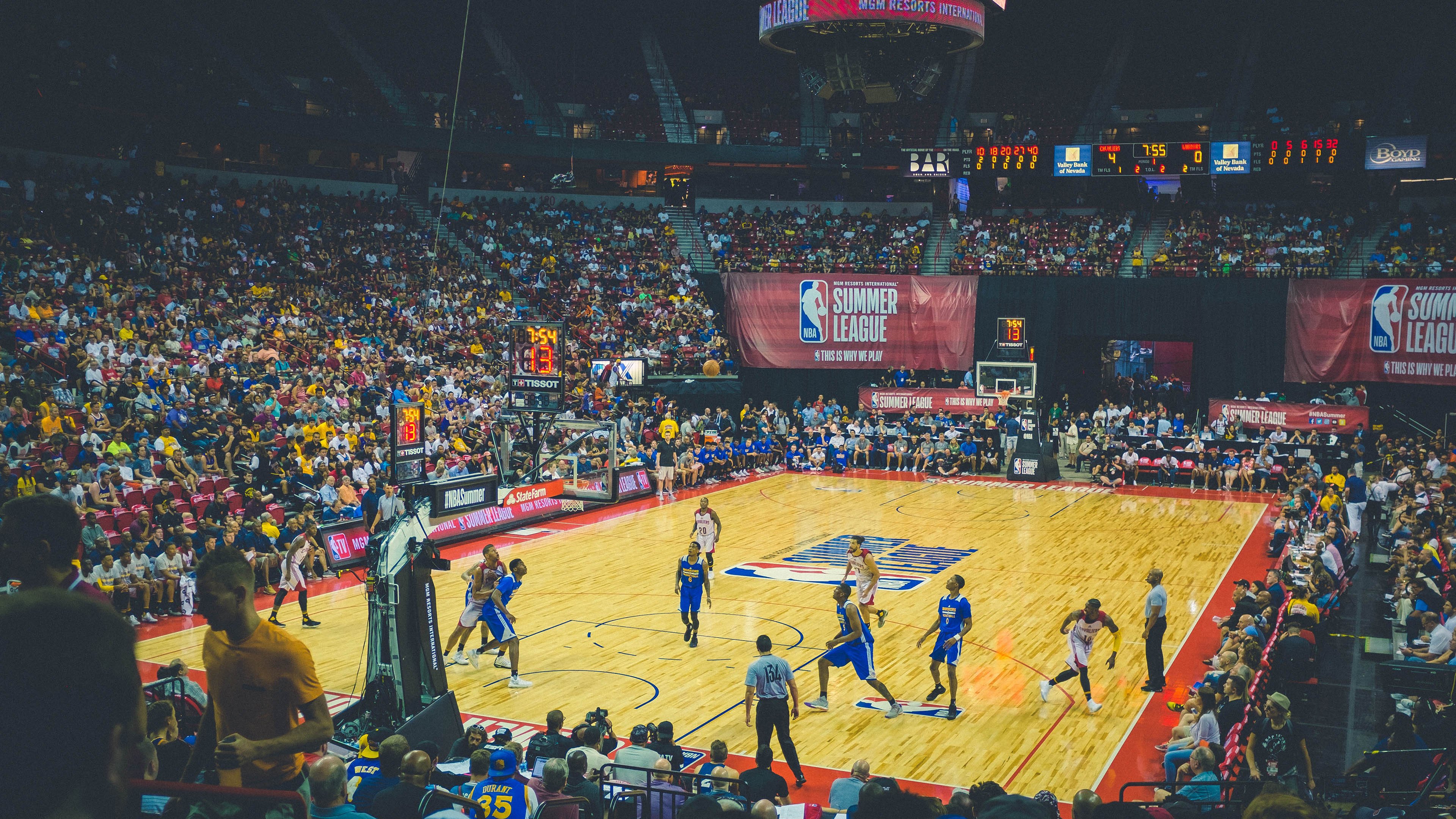 湖人锋线球员接受专项技术指导提升防守效率，湖人官宣签下2米11中锋