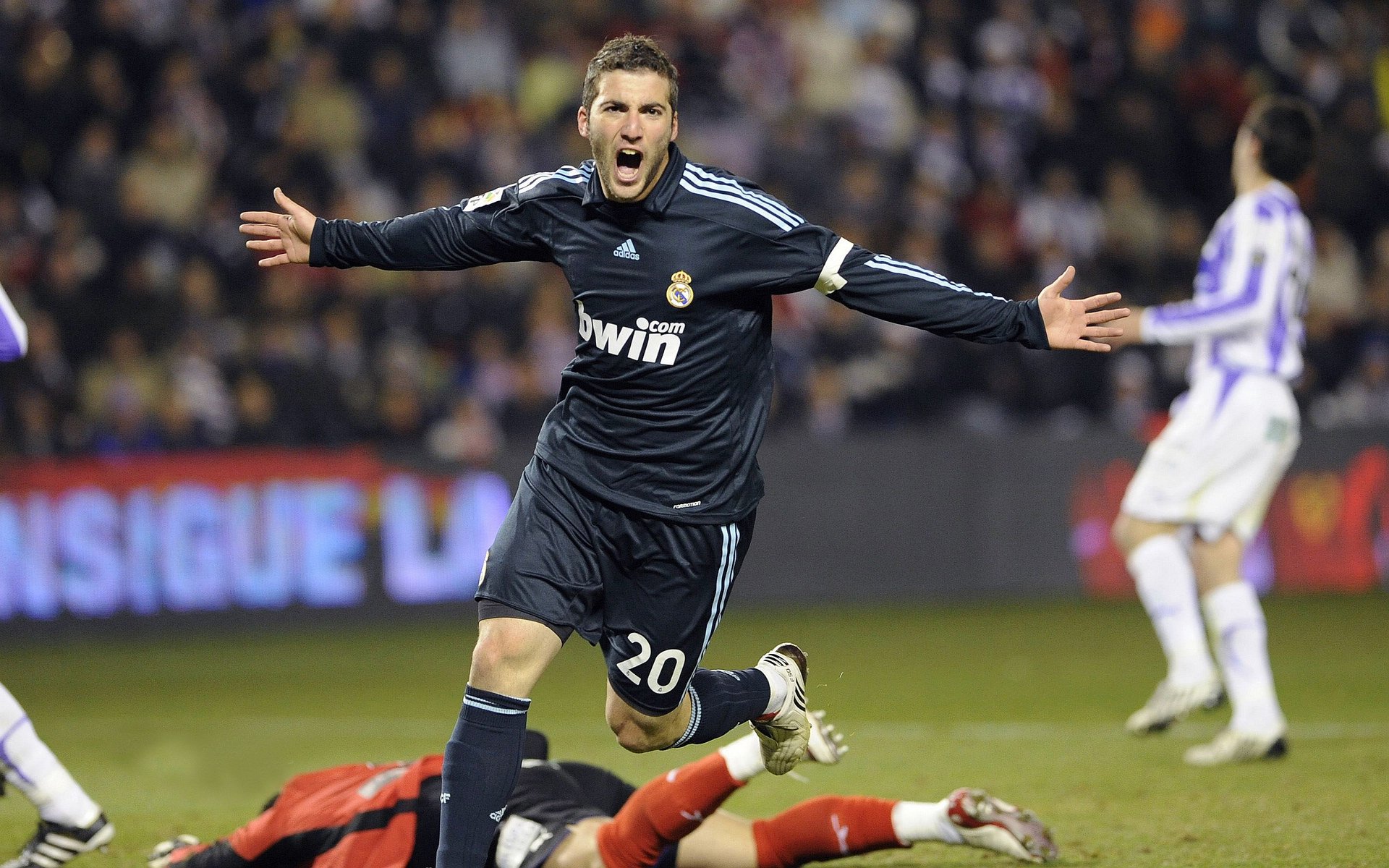 英超最后冲刺：悬念拉满，激情无限！，英超最后几名降级